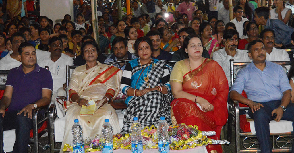 विजयादशमी कार्यक्रम में रावण दहन एवं आतिशबाजी का लुफ्त उठती कल्याण मंत्री डॉ लुईस मराण्डी एवं अन्य